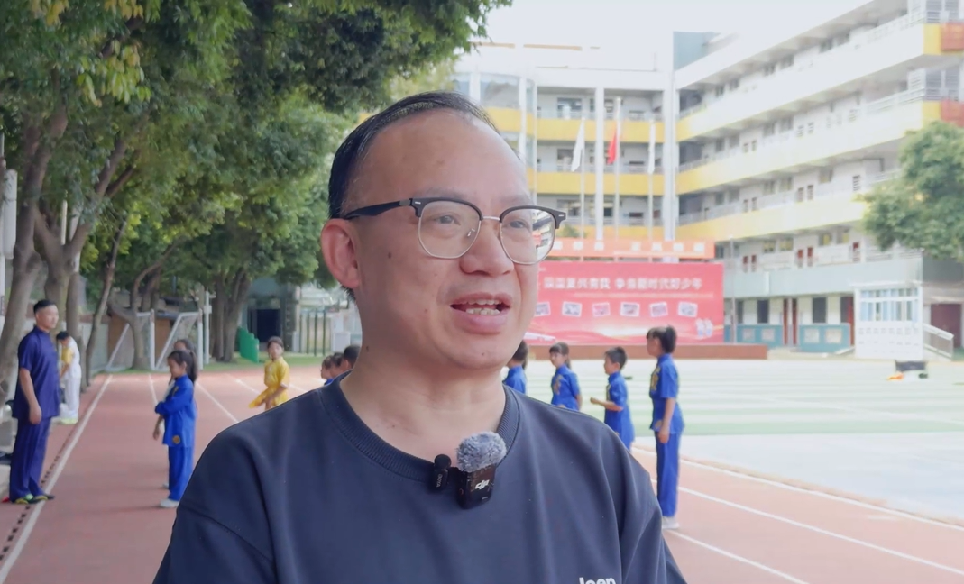 张华林副校长和武术社团.png