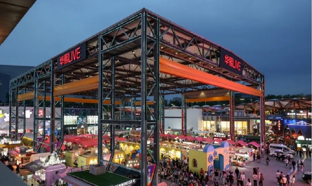 1761533774362943.jpg 华熙LIVE吸引大量人流在此集聚09.jpg