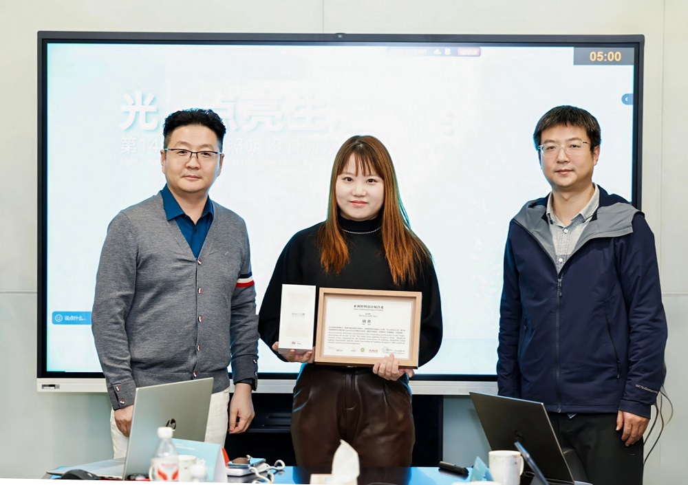 1762228758554918.jpg 8.颁发荣誉证书.jpg