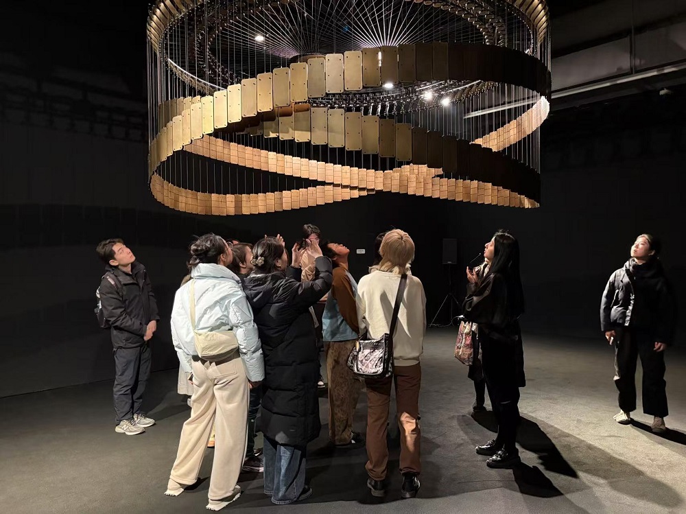 02 观众观展_755.jpg